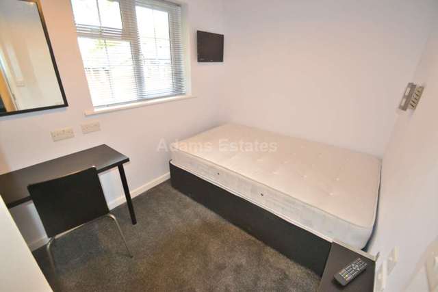  Image of 6 bedroom Detached house to rent in Whitby Drive Reading RG1 at Whitby Drive  Reading, RG1 5HW