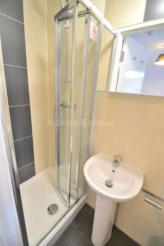  Image of 6 bedroom Detached house to rent in Whitby Drive Reading RG1 at Whitby Drive  Reading, RG1 5HW