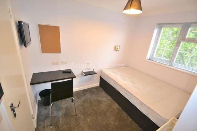  Image of 6 bedroom Detached house to rent in Whitby Drive Reading RG1 at Whitby Drive  Reading, RG1 5HW