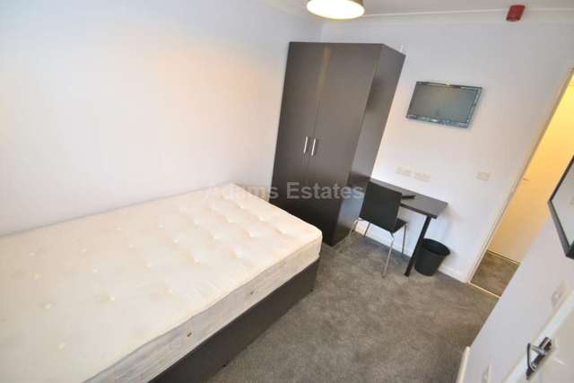  Image of 6 bedroom Detached house to rent in Whitby Drive Reading RG1 at Whitby Drive  Reading, RG1 5HW