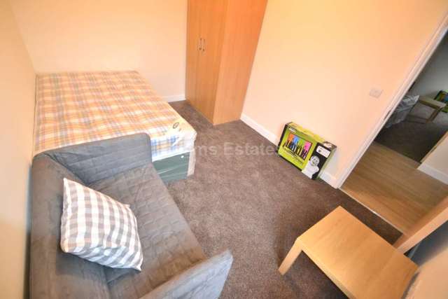  Image of 1 bedroom House Share to rent in Wokingham Road Earley Reading RG6 at Wokingham Road  Reading, RG6 1LH