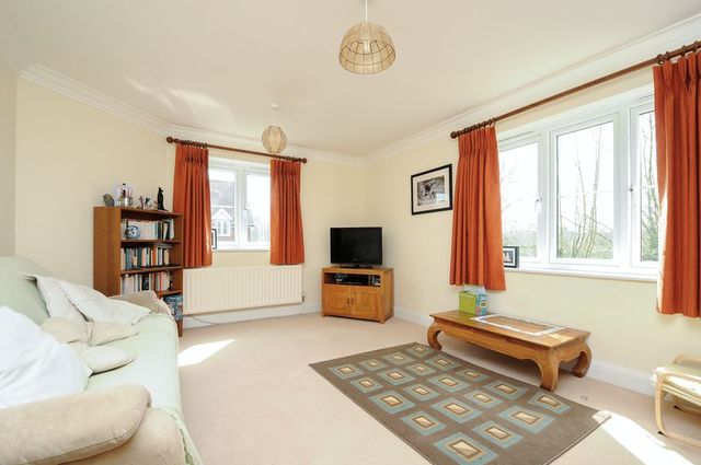  Image of 5 bedroom Semi-Detached house for sale in Wolage Drive Grove Wantage OX12 at Wolage Drive Grove Wantage, OX12 9FB