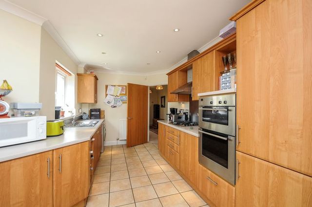  Image of 5 bedroom Semi-Detached house for sale in Wolage Drive Grove Wantage OX12 at Wolage Drive Grove Wantage, OX12 9FB