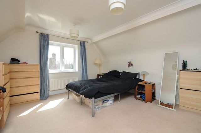  Image of 5 bedroom Semi-Detached house for sale in Wolage Drive Grove Wantage OX12 at Wolage Drive Grove Wantage, OX12 9FB