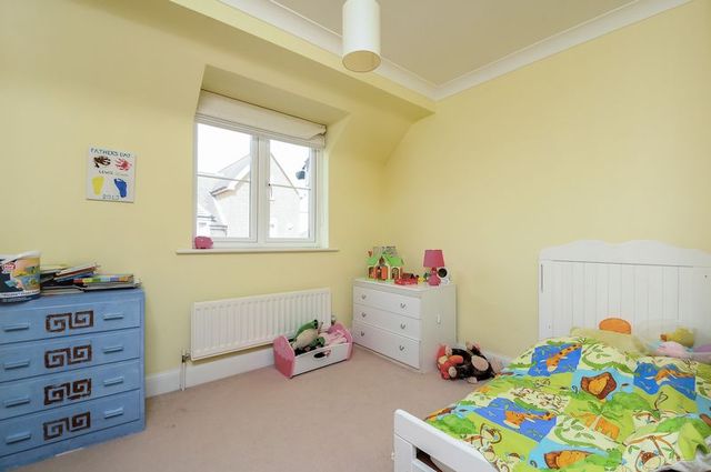  Image of 5 bedroom Semi-Detached house for sale in Wolage Drive Grove Wantage OX12 at Wolage Drive Grove Wantage, OX12 9FB