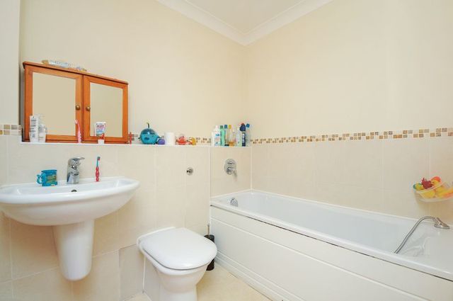  Image of 5 bedroom Semi-Detached house for sale in Wolage Drive Grove Wantage OX12 at Wolage Drive Grove Wantage, OX12 9FB