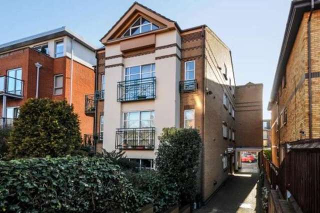  Image of 2 bedroom Flat to rent in Worple Road London SW19 at London  Wimbledon, SW19 4LS