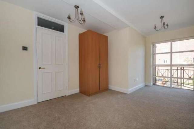  Image of 2 bedroom Flat to rent in Worple Road London SW19 at London  Wimbledon, SW19 4LS