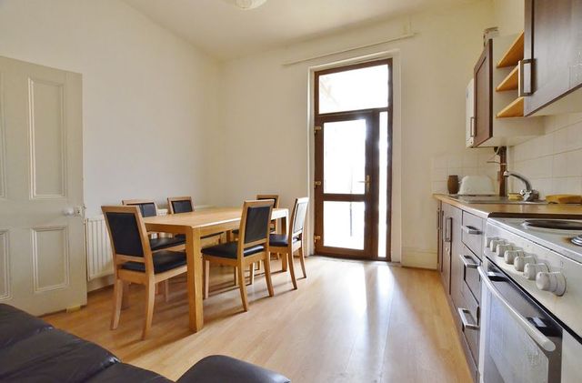  Image of 4 bedroom Terraced house to rent in Reedholm Villas London N16 at Albion Road  Newington Green, N16 9LP