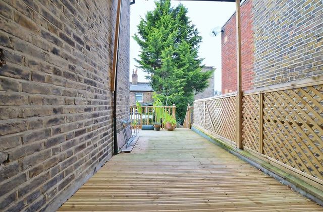  Image of 4 bedroom Terraced house to rent in Reedholm Villas London N16 at Albion Road  Newington Green, N16 9LP