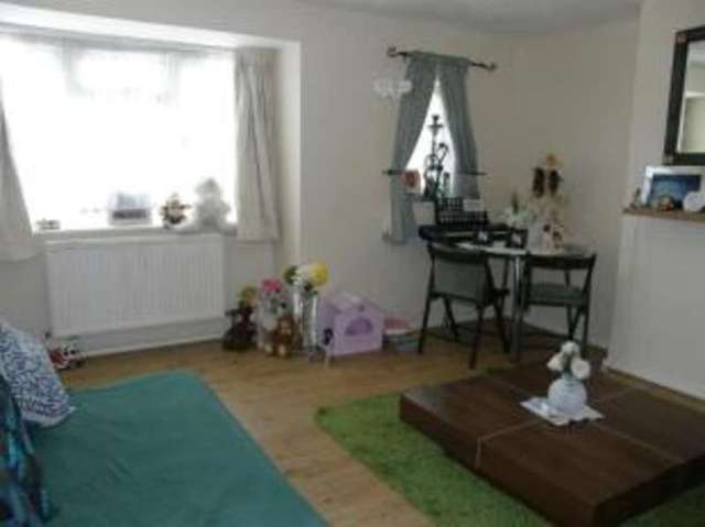  Image of 2 bedroom Flat for sale in Basing Way London N3 at Finchley  Finchley, N3 3BP