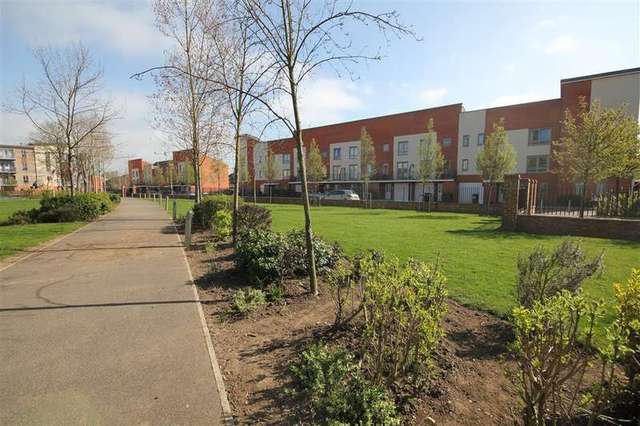  Image of 3 bedroom Town House for sale in Battle Square Reading RG30 at Reading, RG30 1AL