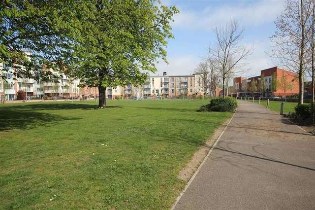  Image of 3 bedroom Town House for sale in Battle Square Reading RG30 at Reading, RG30 1AL