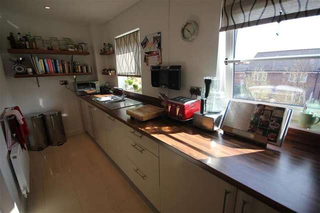  Image of 3 bedroom Town House for sale in Battle Square Reading RG30 at Reading, RG30 1AL