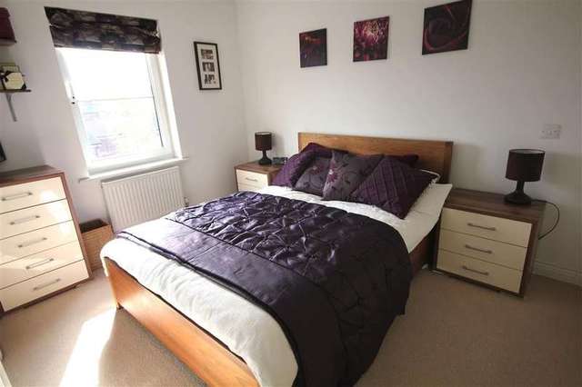  Image of 3 bedroom Town House for sale in Battle Square Reading RG30 at Reading, RG30 1AL