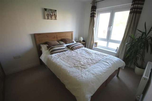  Image of 3 bedroom Town House for sale in Battle Square Reading RG30 at Reading, RG30 1AL