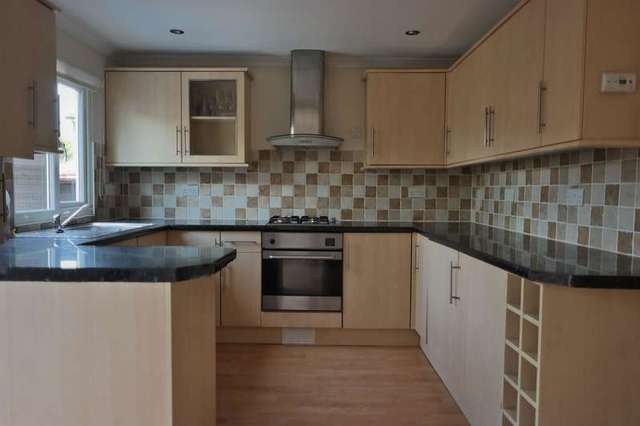 Image of 3 bedroom Terraced house to rent in Blagrove Drive Wokingham RG41 at Wokingham Berkshire Eastheath, RG41 4BB