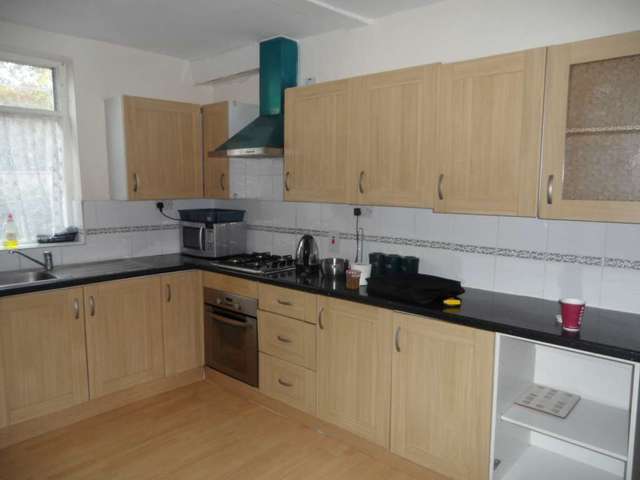  Image of 3 bedroom Terraced house to rent in Boundary Road London E13 at Boundary Road Plaistow London, E13 9QG