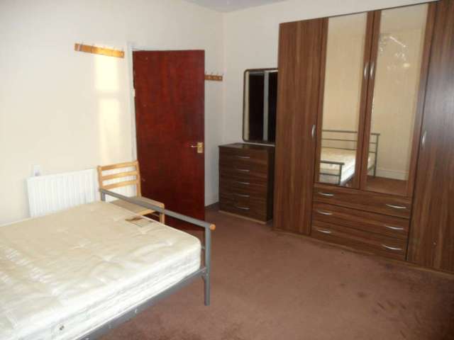  Image of 3 bedroom Terraced house to rent in Boundary Road London E13 at Boundary Road Plaistow London, E13 9QG