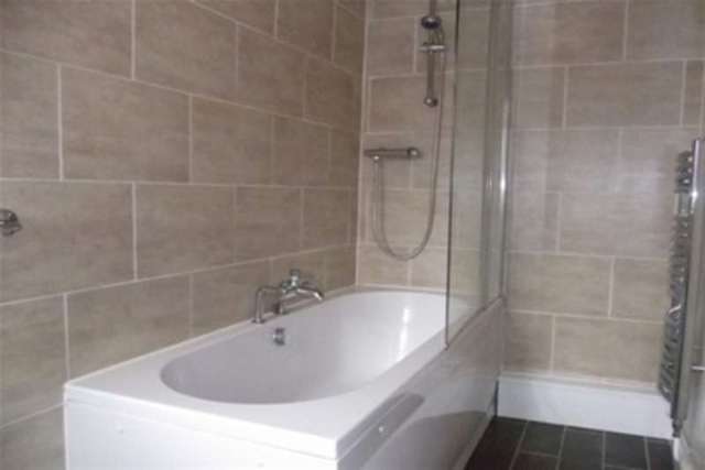  Image of 2 bedroom Flat to rent in Palmerston Road Buckhurst Hill IG9 at Buckhurst Hill, IG9 5NS