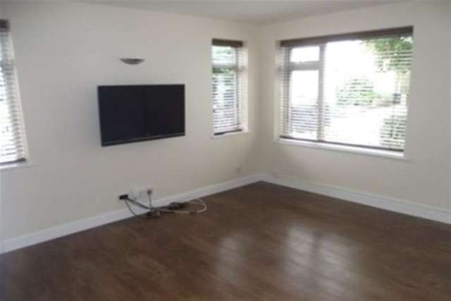  Image of 2 bedroom Flat to rent in Palmerston Road Buckhurst Hill IG9 at Buckhurst Hill, IG9 5NS