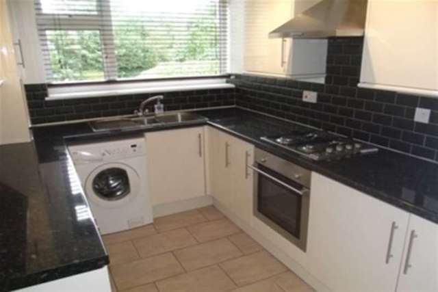  Image of 2 bedroom Flat to rent in Palmerston Road Buckhurst Hill IG9 at Buckhurst Hill, IG9 5NS