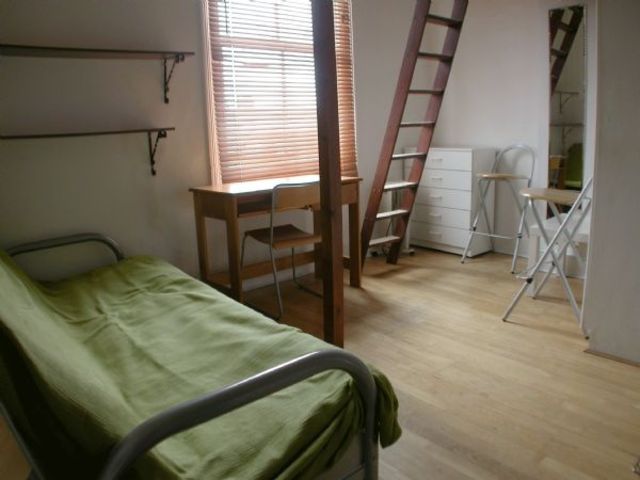  Image of Flat to rent in Burton Road London NW6 at Burton Road Array Brondesbury, NW6 7LW