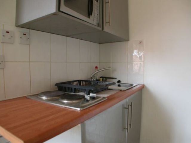  Image of Flat to rent in Burton Road London NW6 at Burton Road Array Brondesbury, NW6 7LW