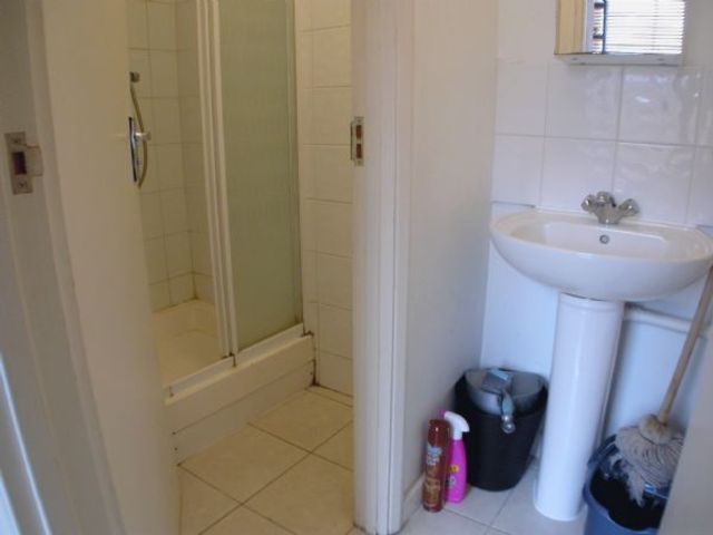  Image of Flat to rent in Burton Road London NW6 at Burton Road Array Brondesbury, NW6 7LW