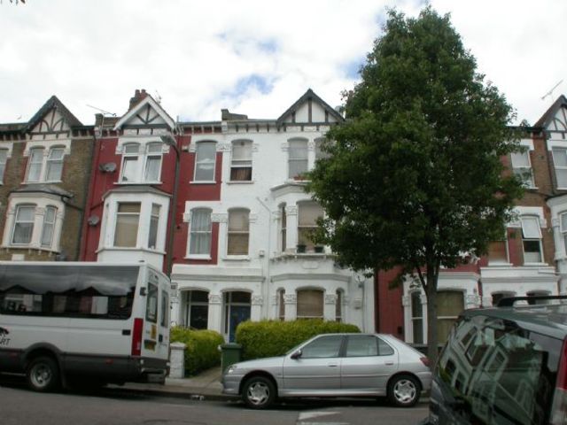  Image of Flat to rent in Burton Road London NW6 at Burton Road Array Brondesbury, NW6 7LW
