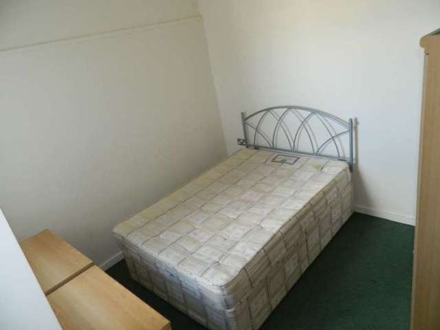  Image of 2 bedroom Flat to rent in Calderwood Street London SE18 at Calderwood Street Woolwich London, SE18 6JF