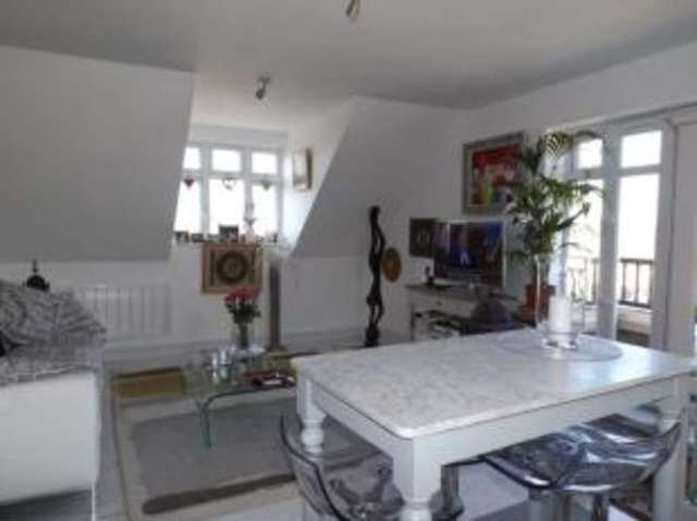  Image of 2 bedroom Flat for sale in Pearl Close Cambridge CB4 at Cambridge Cambridgeshire Chesterton, CB4 1QD