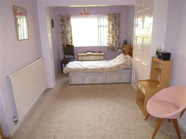  Image of 4 bedroom End of Terrace for sale in Causeway Crescent Linthwaite Huddersfield HD7 at Linthwaite, HD7 5NN