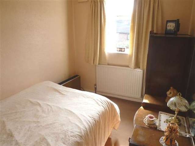  Image of 4 bedroom End of Terrace for sale in Causeway Crescent Linthwaite Huddersfield HD7 at Linthwaite, HD7 5NN