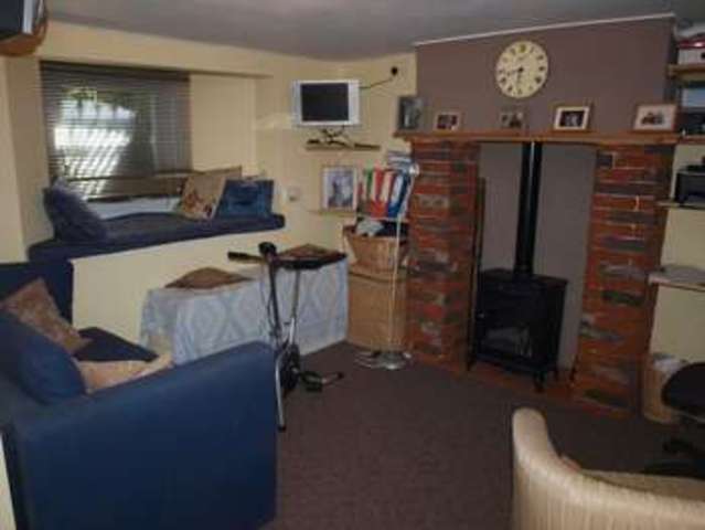  Image of 3 bedroom Terraced house for sale in Waterlow Road Dunstable LU6 at Waterlow Road  Dunstable, LU6 1LX