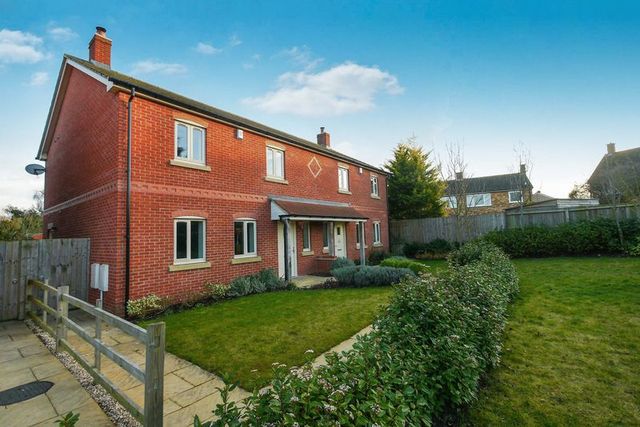  Image of 4 bedroom Detached house for sale in Broadway Close Chalgrove Oxford OX44 at Broadway Close  Oxford, OX44 7AY