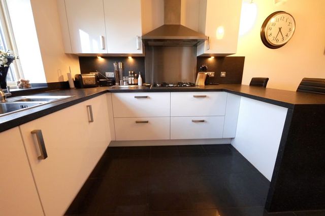  Image of 4 bedroom Detached house for sale in Broadway Close Chalgrove Oxford OX44 at Broadway Close  Oxford, OX44 7AY