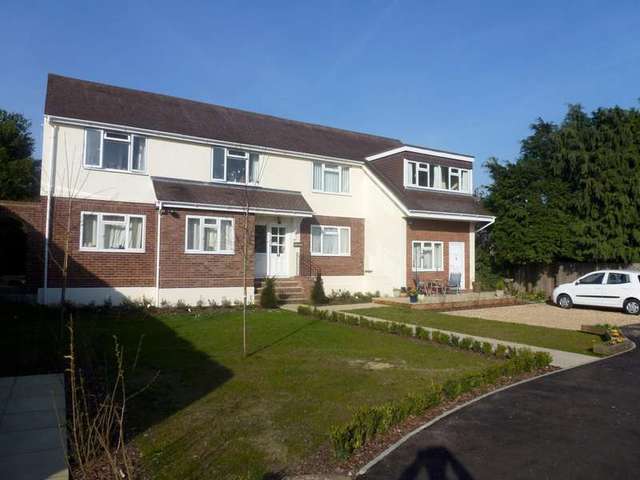  Image of 1 bedroom Flat to rent in Church Lane Farnborough GU14 at 16 Church Lane  Farnborough, GU14 9RJ
