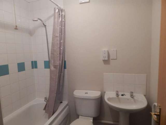  Image of 1 bedroom Flat to rent in Church Lane Farnborough GU14 at 16 Church Lane  Farnborough, GU14 9RJ