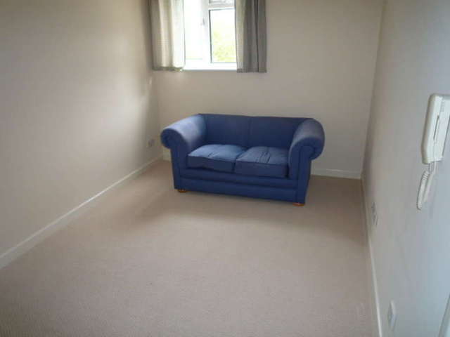  Image of 1 bedroom Flat to rent in Church Lane Farnborough GU14 at 16 Church Lane  Farnborough, GU14 9RJ