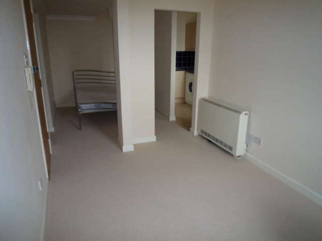  Image of 1 bedroom Flat to rent in Church Lane Farnborough GU14 at 16 Church Lane  Farnborough, GU14 9RJ