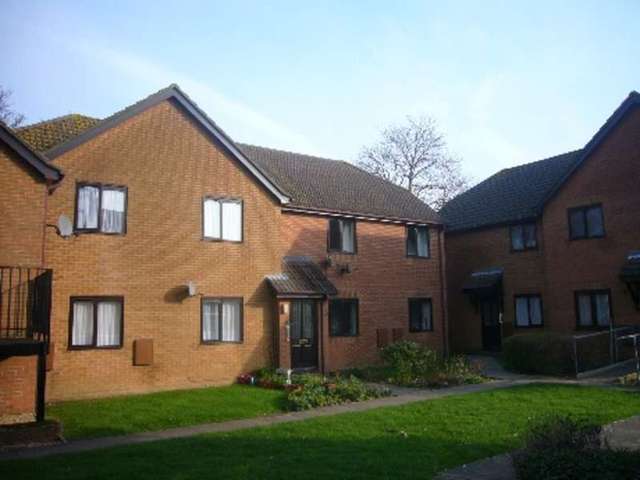  Image of 2 bedroom Flat to rent in Froud Way Corfe Mullen Wimborne BH21 at Froud Way  Corfe Mullen, BH21 3UU