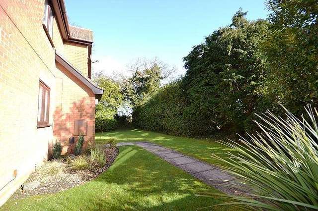  Image of 2 bedroom Flat to rent in Froud Way Corfe Mullen Wimborne BH21 at Froud Way  Corfe Mullen, BH21 3UU