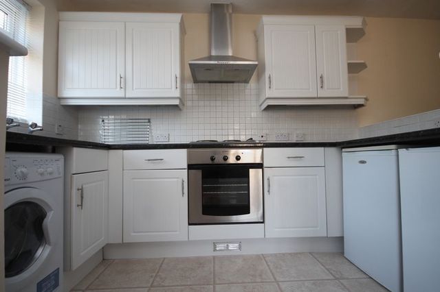  Image of 1 bedroom Flat to rent in Epsom Road Leatherhead KT22 at Epsom Road  Leatherhead, KT22 8SS