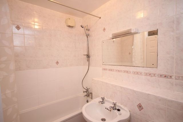  Image of 1 bedroom Flat to rent in Epsom Road Leatherhead KT22 at Epsom Road  Leatherhead, KT22 8SS