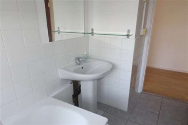  Image of 2 bedroom Flat to rent in Cowper Place Cardiff CF24 at Cardiff, CF24 3FT