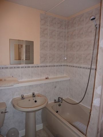  Image of 2 bedroom Flat to rent in Craigend Park Edinburgh EH16 at Liberton Edinburgh Edinburgh, EH16 5XX