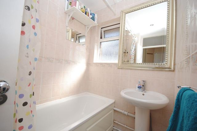 Image of 2 bedroom Flat for sale in Dean Road Southampton SO18 at Dean Road  Southampton, SO18 6AQ