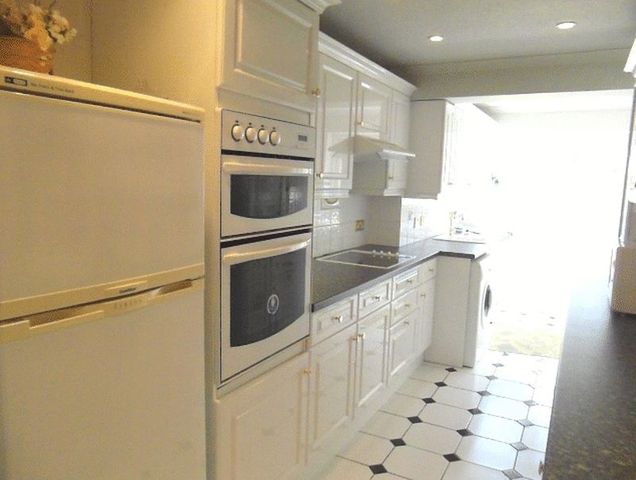  Image of 3 bedroom Property to rent in Delmey Close Croydon CR0 at Delmey Close  Croydon, CR0 5QD