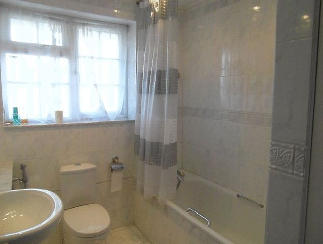  Image of 3 bedroom Property to rent in Delmey Close Croydon CR0 at Delmey Close  Croydon, CR0 5QD
